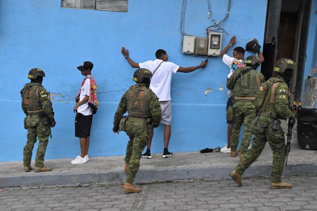 Soldados revisan e interrogan personas en Quito, Ecuador.