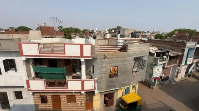 विमान उंचीवरून खाली आलं आणि मेघाणीनगर या निवासी परिसरात कोसळलं