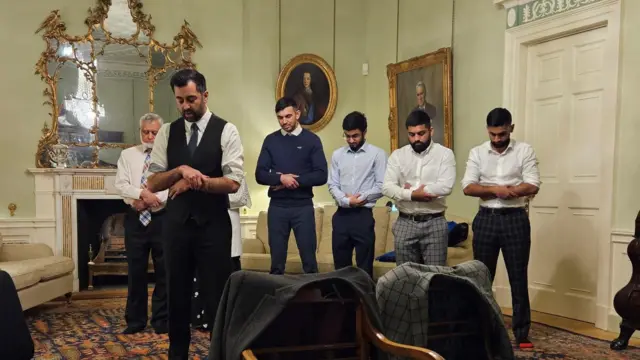 حمزه یوسف در حال نماز