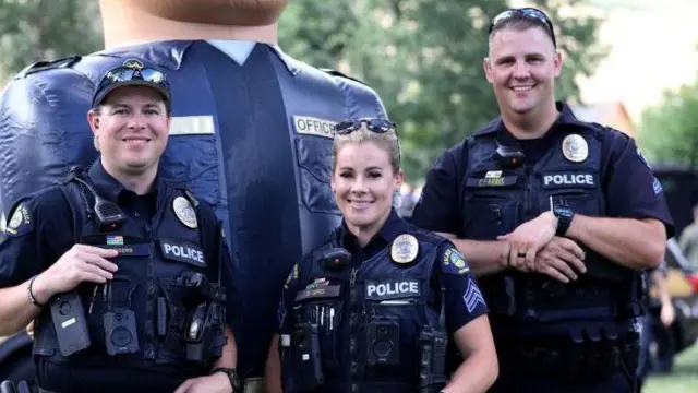 Двојица полицајаца са колегиницом 