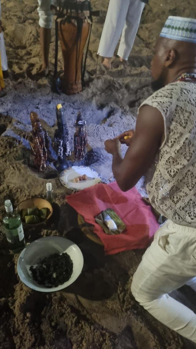 Homem faz ritual nos festejos de Iemanjá no Rio Vermelho, em Salvador