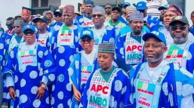 Awọn ọmọ ẹgbẹ ose;u APC fa ọwọ oludije gomina nipinlẹ Osun, Bola Oyebamiji soke gẹgẹ bii oludije wọn. Gbogbo wọn wọ ankara alawọ buluu ti wọn ya aworan oludije gomina APC naa si ati fila rẹ