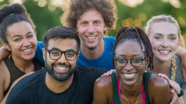 ਕੌਮਾਂਤਰੀ ਵਿਦਿਆਰਥੀਆਂ ਦਾ ਸਮੂਹ ਫੋਟੋ ਲਈ ਮੁਸਕਰਾਉਂਦਾ ਹੋਇਆ