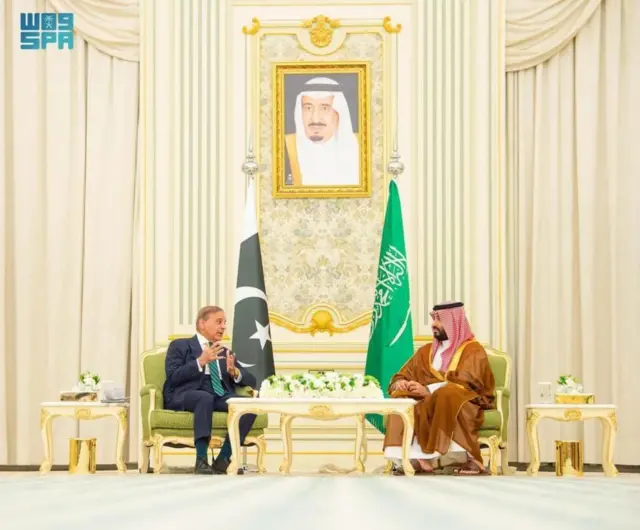 Ra'iisul Wasaaraha Pakistan Mohammad Shahbaz Sharif iyo Dhaxal-sugaha Sacuudiga Maxamed Bin Salmaan ayaa ku kulmay Riyadh Sebtembar 2015