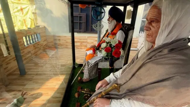 کلدیپ سنگھ سندھو نے اپنے دادا دادی کے مجسمے بنائے ہیں
