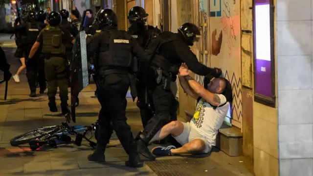 Hapšenje tokom protesta u Beogradu 2. jula