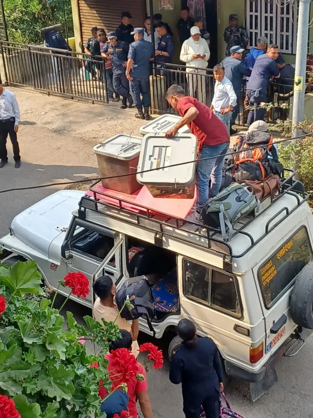 इलाममा मतदान सामग्री पठाउन लागिँदै 