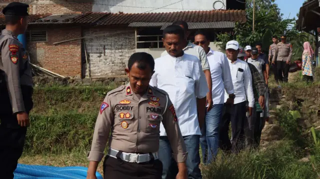 Pihak keluarga mendatangi lokasi pencarian delapan penambang yang terjebak di Banyumas. 