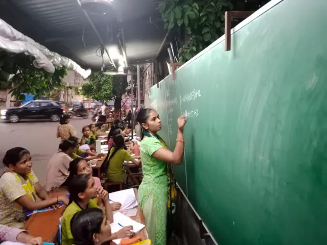 બીબીસી ગુજરાતી, ગુજરાત, અમદાવાદ, ફૂટપાથ શાળા, ફૂટપાથ સ્કૂલ, કમલ પરમાર, દલિત, દલિત યુવાનો બન્યા સરકારી અધિકારી,