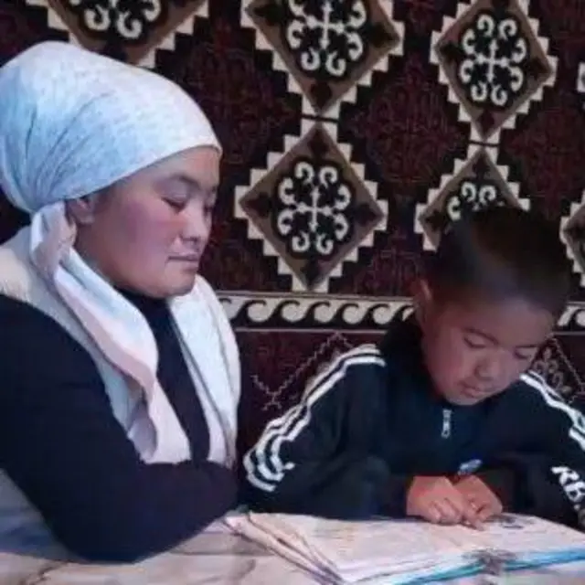 Нурзаман апасы менен сабак аткарып жатат