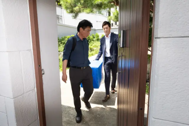 한덕수 전 총리 자택에서 압수품을 들고 나오는 특검 관계자들