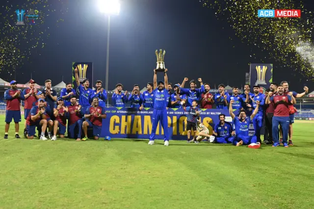 افغان لوبډله له بنګله دېش نه د لوبلړۍ ګټل شوي جام سره