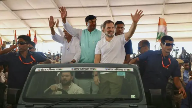 বিহারের সাসারামে ‘ভোটার অধিকার যাত্রা’র সূচনায় রাহুল গান্ধী। গাড়ি চালাচ্ছেন আরেজডি নেতা তেজস্বী যাদব