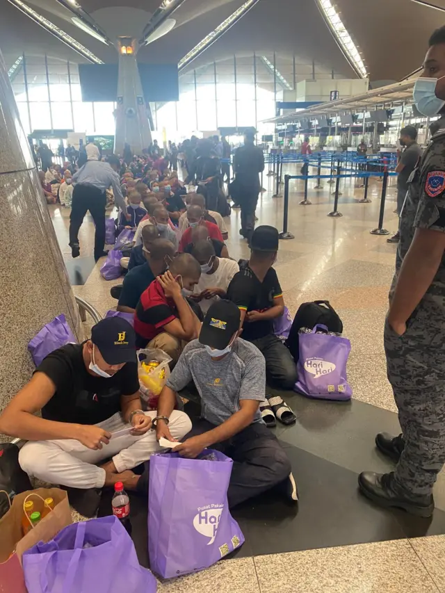 ပြစ်ဒဏ်ကျခံပြီးနောက် သြဂုတ်လ ၄ ရက်နေ့က ကွာလာလမ်ပူ လေဆိပ်ကနေ မြန်မာနိုင်ငံကို ပြန်လာမယ့် မြန်မာ ၉၈ ဦး 