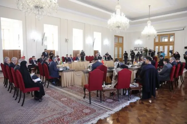 نمای از نشست تهران نمایندگان دور یک میز مدور نشستهاند