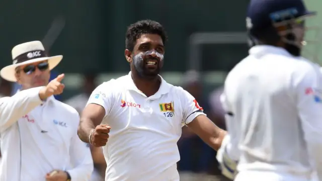 දිල්රුවන් පෙරේරා ලකුණු 32 කට කඩුලු 06ක් දවා ගැනීමට සමත් විය