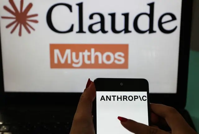 En primer plano se muestra un teléfono inteligente con el logotipo de Anthropic, con un fondo desenfocado de temática Claude Mythos.