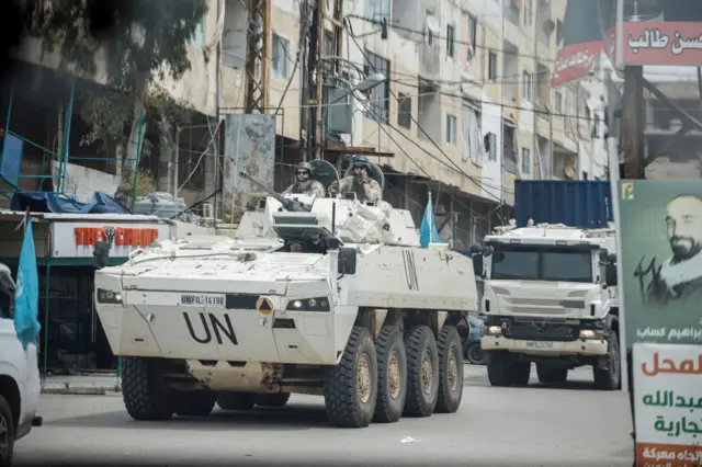 Konvoi UNIFIL melintas di sebuah kota di Tyre, Lebanon selatan, Rabu (15/04).