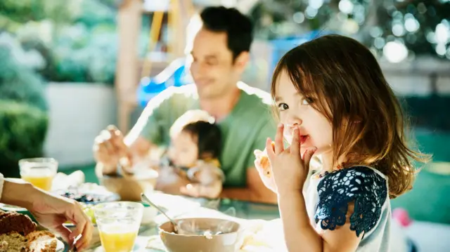 Familia comiendo 