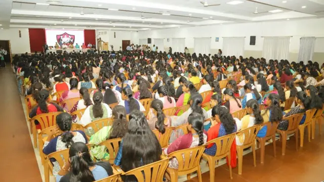 போலீஸ் அக்கா திட்டம்