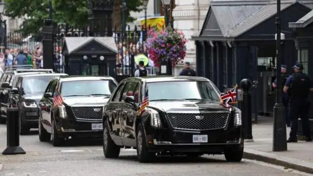 ব্রিটিশ প্রধানমন্ত্রীর বাড়ির গেটে মার্কিন প্রেসিডেন্টের গাড়ি বহর