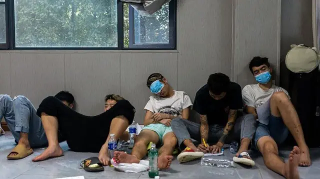 شباب محتجزون بالمخيمات