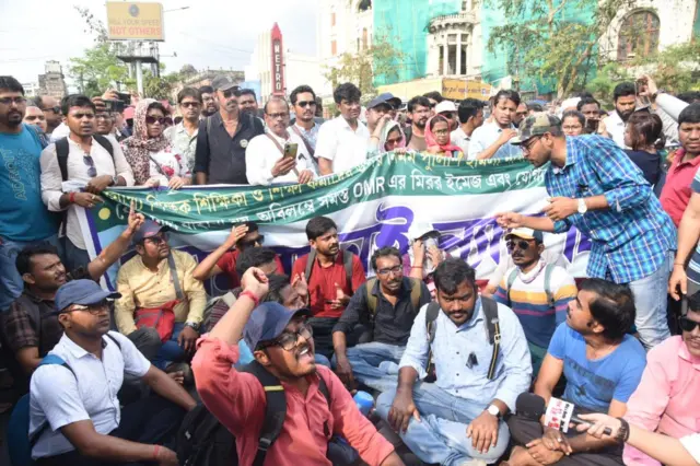 চাকরিহারা শিক্ষকরা আন্দোলন চালিয়ে যাচ্ছেন