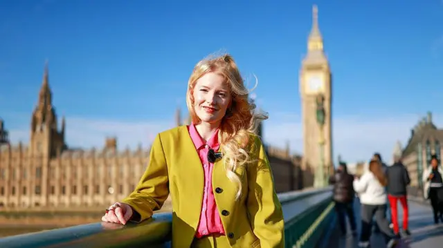 Ханна Спенсер на фоне парламента