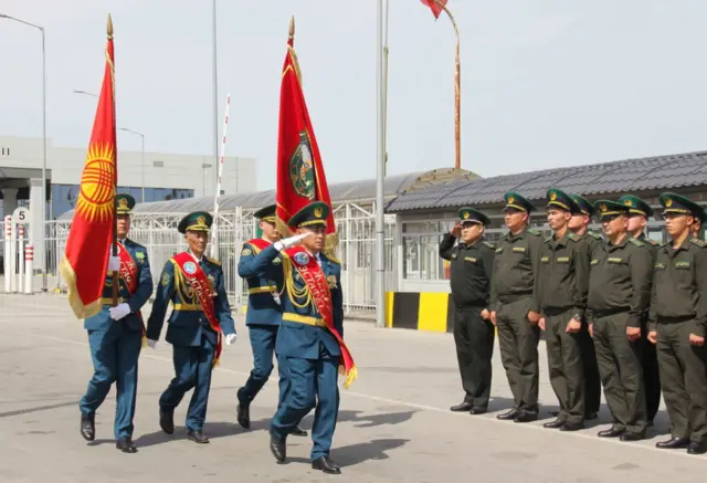Кыргызстандын чек ара кызматы Жеңиш эстафетасын кабыл алган учур. 2025-жыл