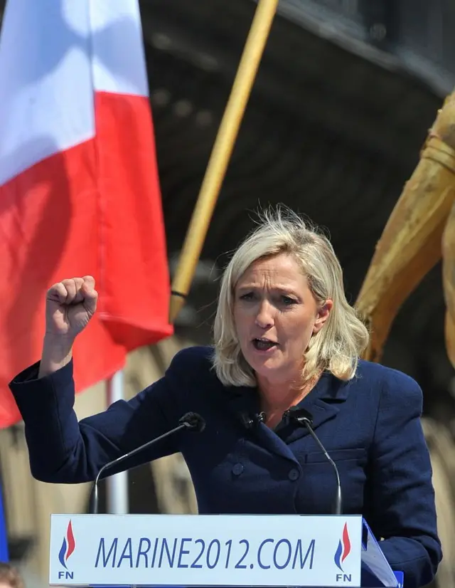 অতি ডানপন্থি দল ন্যাশনাল র‍্যালির নেতা মেরিন লে পেন প্রেসিডেন্সিয়াল নির্বাচনী প্রচারণায়।