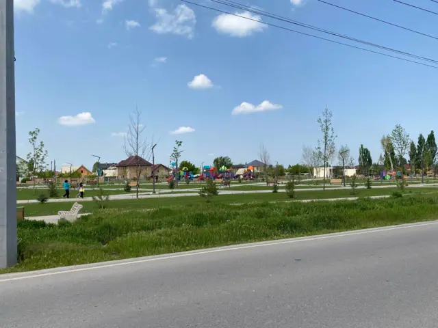 Ак-Өргө конушундашгы оюн аянтчасы. Талашка түшкөн жер ушул аянтка удаа жайгашкан ээн тилке.