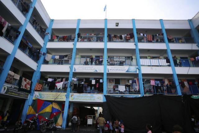 فلسطينيون يحتمون في إحدى مدارس الأونروا مع استمرار الغارات الجوية الإسرائيلية في اليوم السادس على مدينة غزة