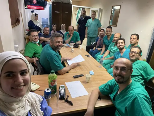 Vyatanguye hashize igihe gitoya Sara Alsaqqa, hasi ibubafu, abaye umugangakazi wa mbere azobereye mu kubaga muri Gaza