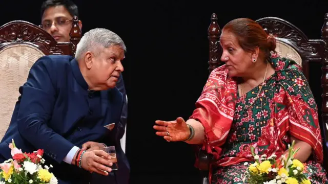  जगदीप धनखड़ के साथ उनकी पत्नी सुदेश धनखड़