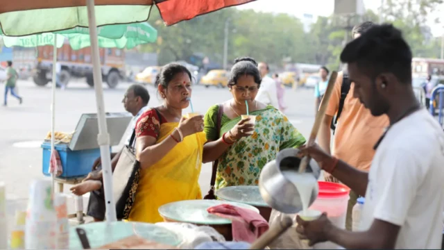 코코넛 음료와 버터밀크는 인도 시민들이 더위를 이겨내기 위해 선택하는 음료들이다