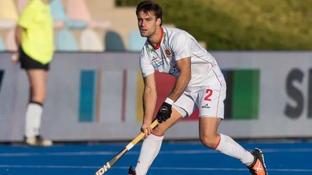 ஸ்பெயினின் அலெஜான்ட்ரோ எலோன்சோ பந்தை கட்டுப்படுத்த முயல்கிறார்