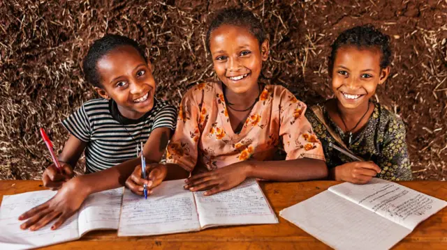 እየተማሩ ያሉ ሦስት ታዳጊዎች