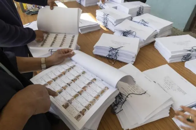 निर्वाचन आयोगमा निर्वाचन क्षेत्रहरूमा पठाउन मतदाता नामावली तयार पारिँदै 