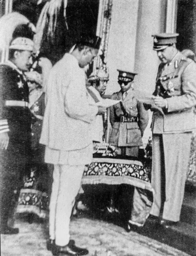 राजासँग शपथ ग्रहण गर्दै प्रधान