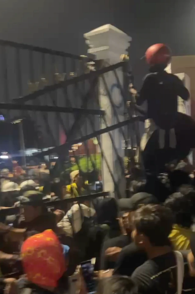 Massa yang merangsek masuk ke gedung DPR pada Kamis (20/03).