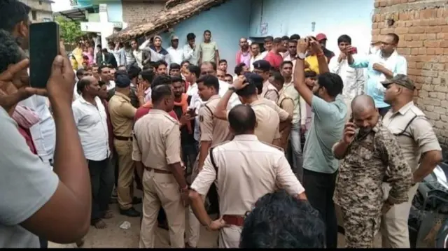 పోలీసు, గ్రామస్తుల వివాదం 