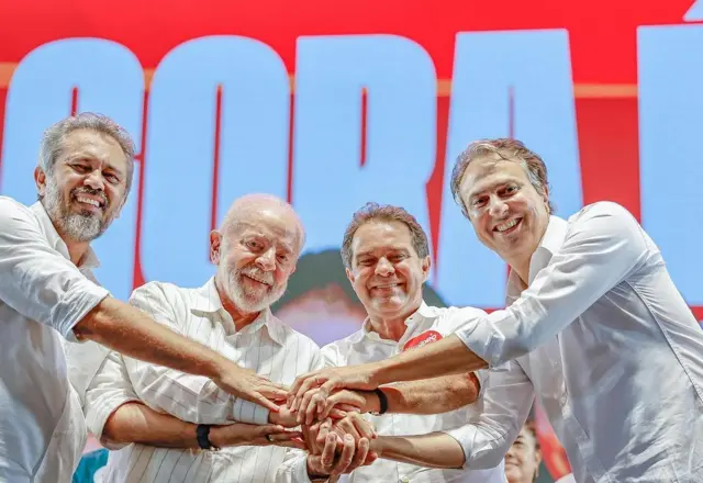 Leitão no centro de Lula e Camilo Santana, em comício de campanha