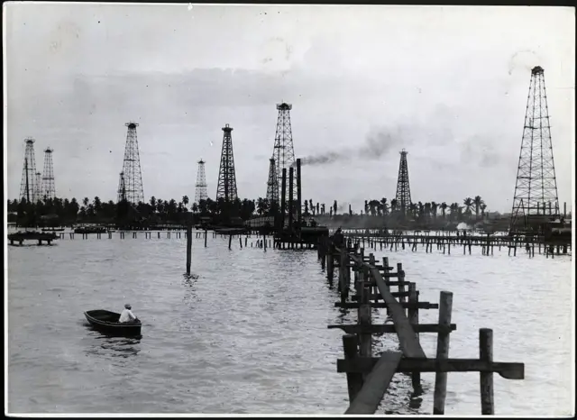 Pozos de petróleo en Lago de Maracaibo, en una foto de época en blanco y negro. 