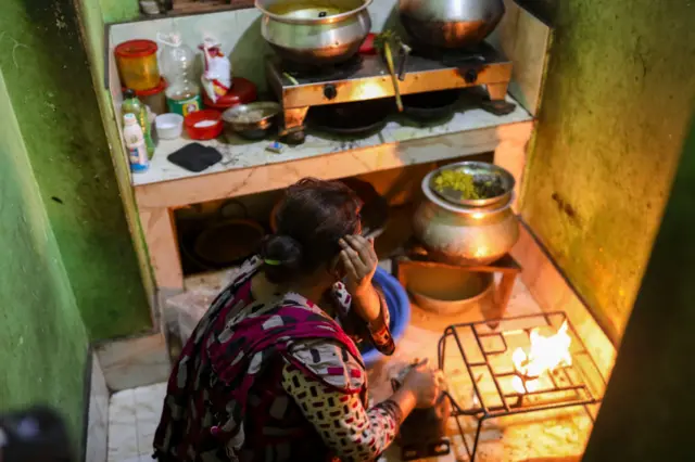 ঢাকার কামরাঙ্গির চরে এক রান্নাঘরে কাজ হচ্ছে। 