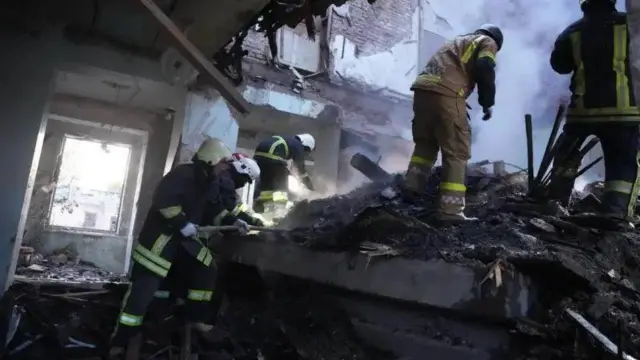 Рятувальники ліквідують наслідки російської ракетної атаки - фото ілюстративне