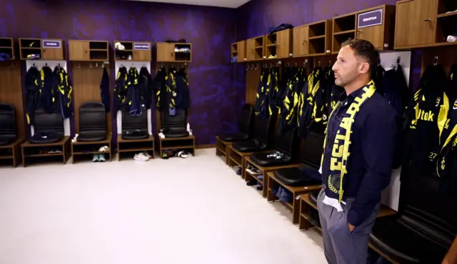 boynunda fenerbahçe atkısıyla Tedesco