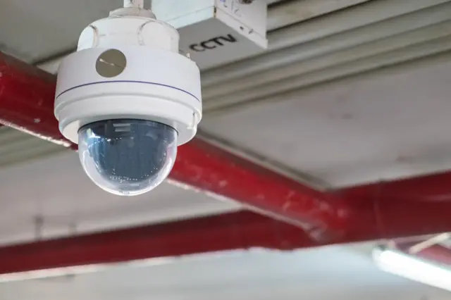 सुप्रीम कोर्ट ने निर्देश दिया था कि देश के हर पुलिस स्टेशन में सीसीटीवी कैमरे लगे होने चाहिए, ताकि पूछताछ और हिरासत के दौरान होने वाले अत्याचार रोके जा सकें.