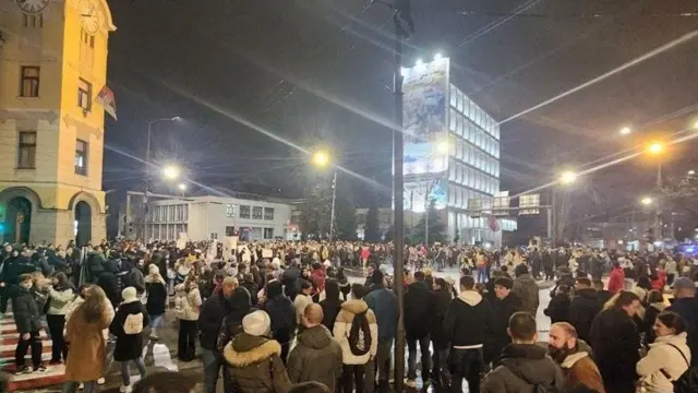 Okupljeni protestuju u Nišu, ispred Osnovnog suda