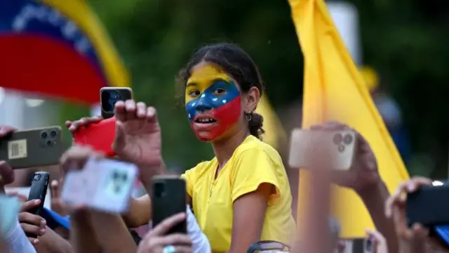 Menina com a bandeira do país desenhada no rosto