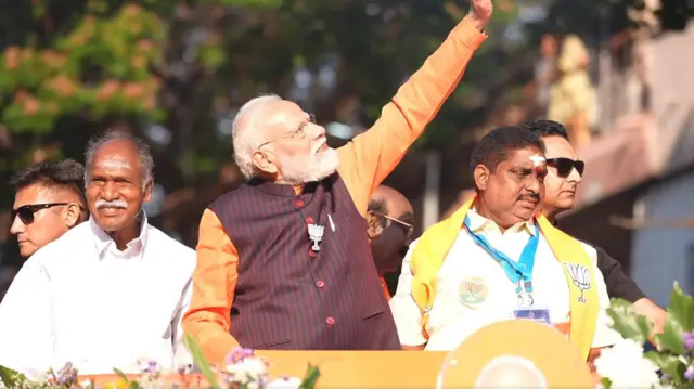 புதுச்சேரியில் பிராசரத்தில் ஈடுபட்ட நரேந்திர மோதி. வலது நமச்சிவாயம்
